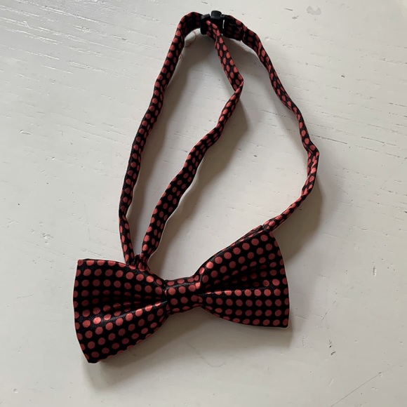 Black and Red Polka Dot Bow Tie - Picture 1 of 3
